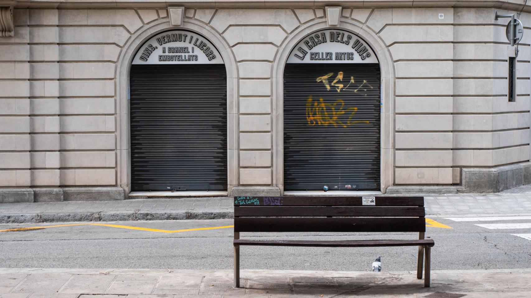 Un comercio con las persianas bajadas en Barcelona