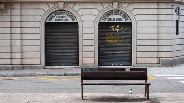 Un comercio con las persianas bajadas en Barcelona