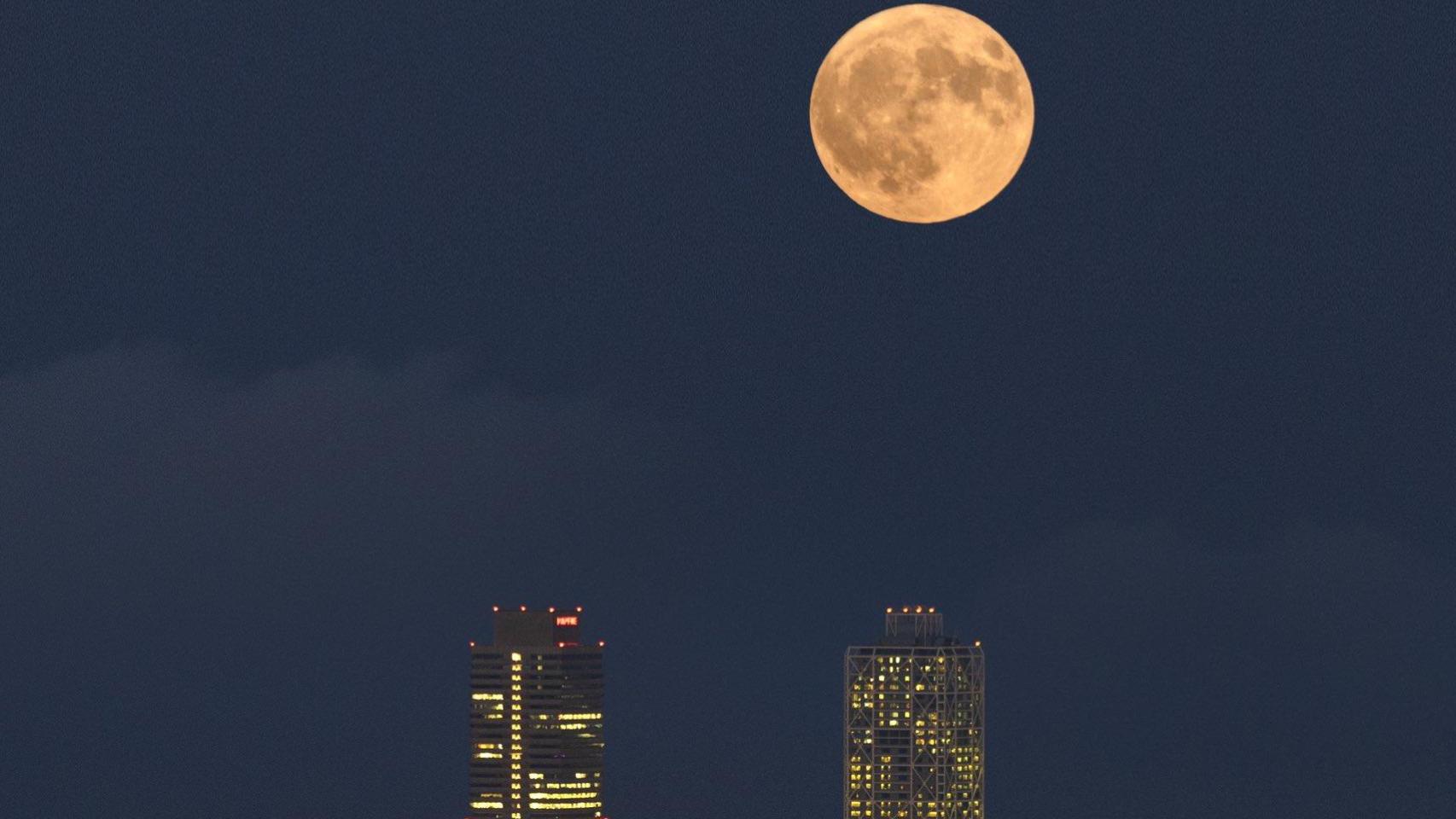 Superluna azul en Barcelona, con el Hotel Arts y la Torre Mapfre de fondo