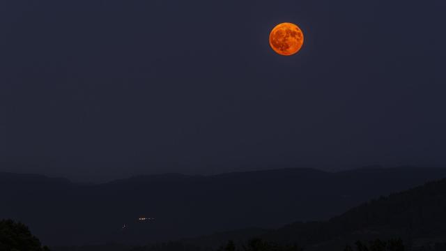 Superluna azul con tonos rojizos en Barcelona