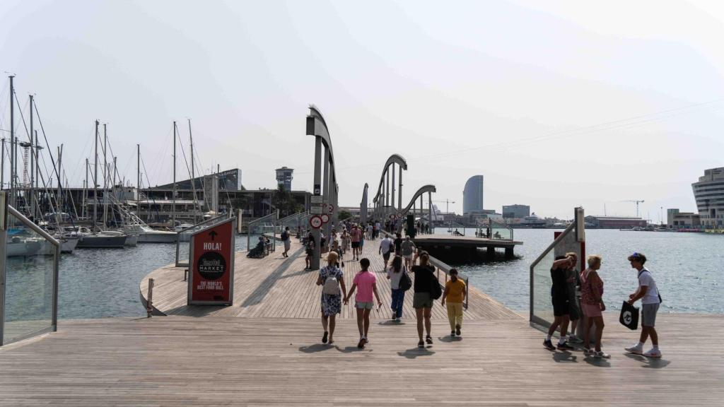 Visitantes en el muelle durante la Copa América de vela en Barcelona