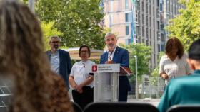 El alcalde de Barcelona, Jaume Collboni, en una rueda de prensa en el barrio de la Marina del Prat Vermell