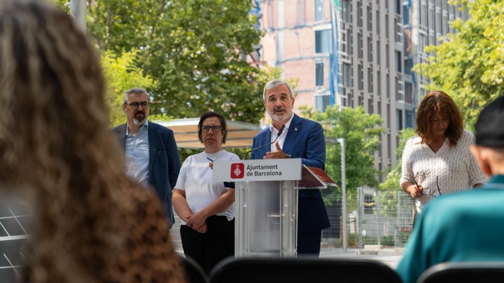 El alcalde de Barcelona, Jaume Collboni, en una rueda de prensa en el barrio de la Marina del Prat Vermell