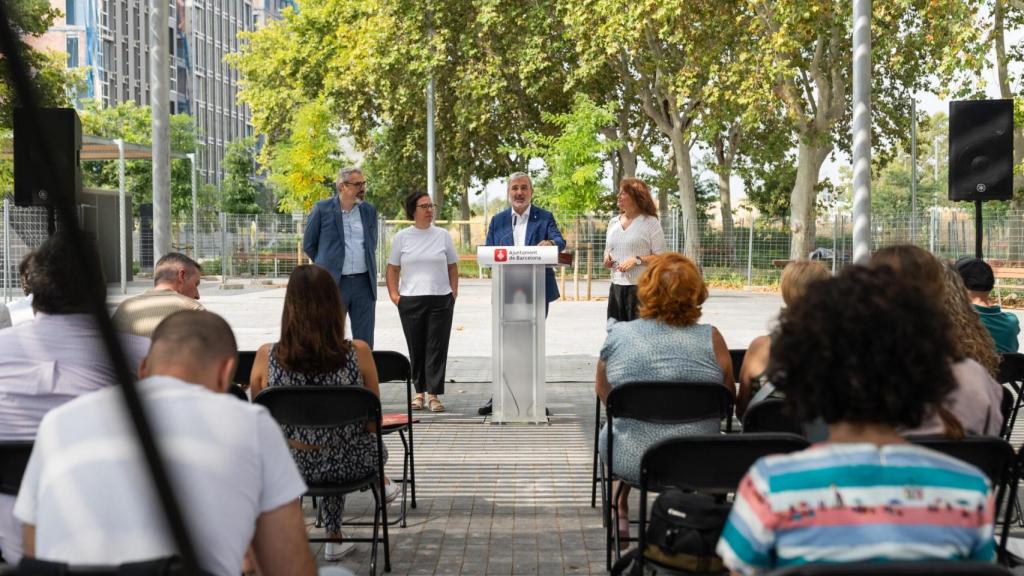 El alcalde de Barcelona, Jaume Collboni, en una rueda de prensa en el barrio de la Marina del Prat Vermell