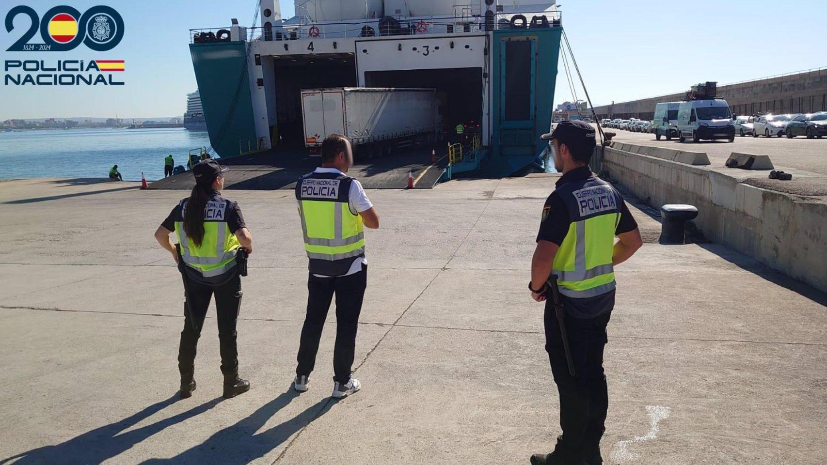 Archivo - Agentes de la Policía Nacional en el puerto de Barcelona