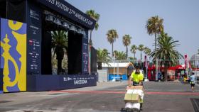 Un trabajador ultima los preparativos de la Copa América en Barcelona