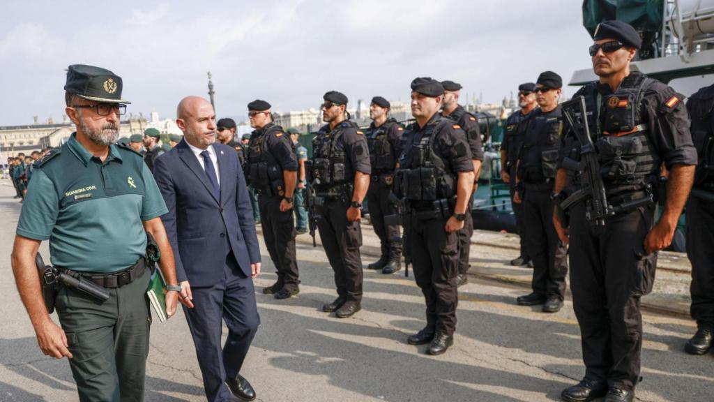 El delegado del Gobierno en Cataluña, Carlos Prieto (2i), y el general jefe de la Guardia Civil en Cataluña, Pedro Antonio Pizarro de Medina (i), presentan el dispositivo de seguridad del instituto armado con motivo de la Copa del América que se celebrará durante las próximas semanas en Barcelona