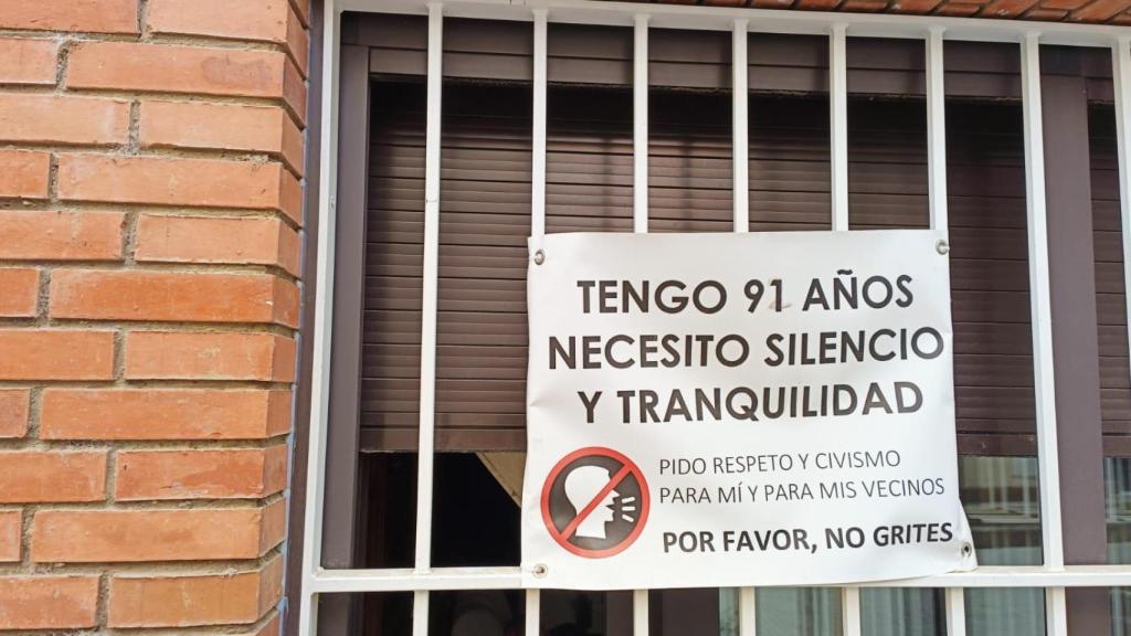 Cartel colgado en la ventana de una vivienda en el barrio de Sants de Barcelona