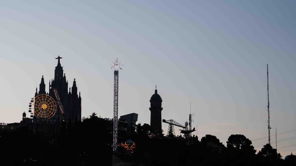 Vistas del parque de atracciones del Tibidabo desde el Observatori Fabra