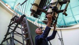 El astrofísico, Joan Anton Català, usando el telescopio del Observatori Fabra