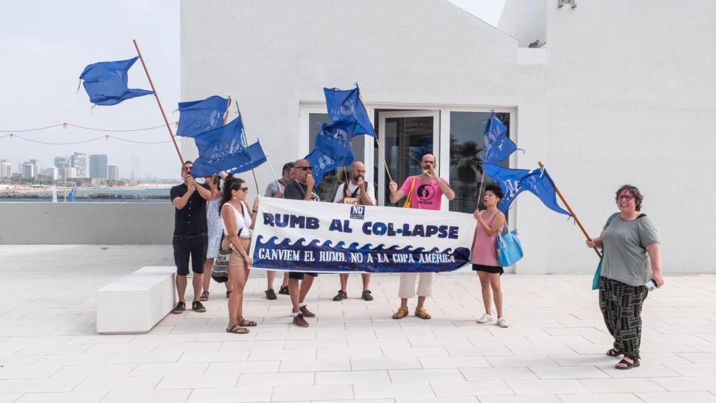 Manifestantes de 'No a la Copa América' protestando en contra de la regata