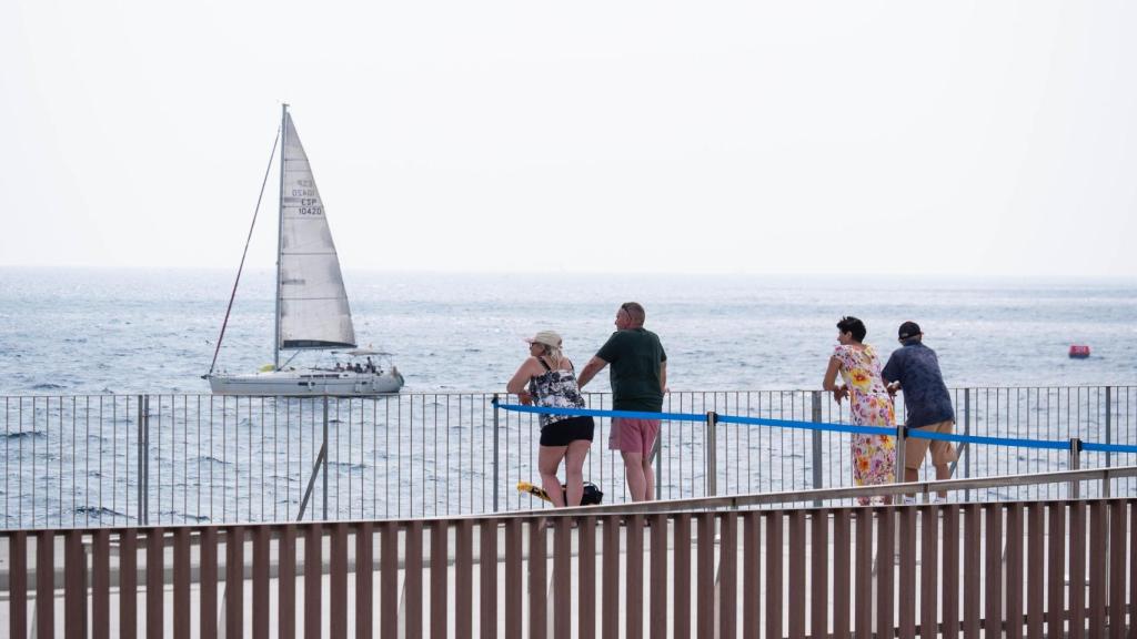 Barceloneses viendo una regata de la Copa América de vela