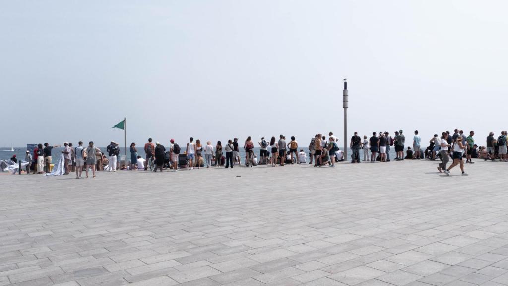 Decenas de curiosos observando la regata desde la playa