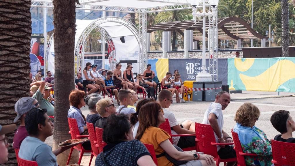 Espectadores siguiendo la Copa América desde la Race Village