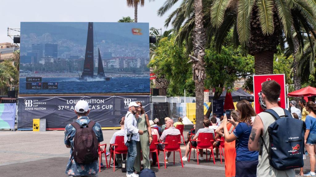 Curiosos siguiendo la Copa América de vela en Barcelona