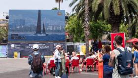 Curiosos siguiendo la Copa América de vela en Barcelona