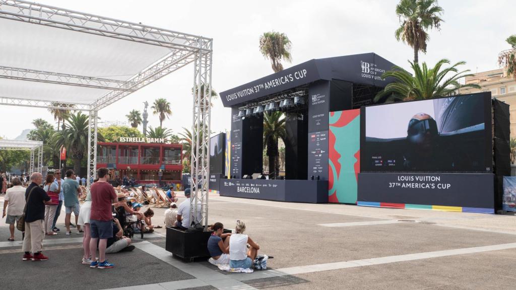 Aficionados siguiendo la Copa América desde la Race Village