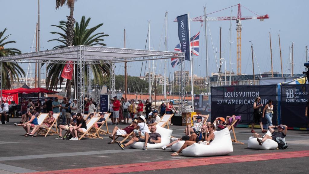 La Race Village de la Copa América, desde donde los usuarios han seguido la regata por pantallas gigantes