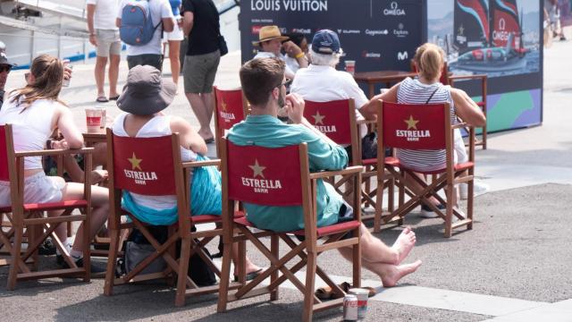 Fans de la Copa América de vela siguiendo la competición en la Race Village de Barcelona