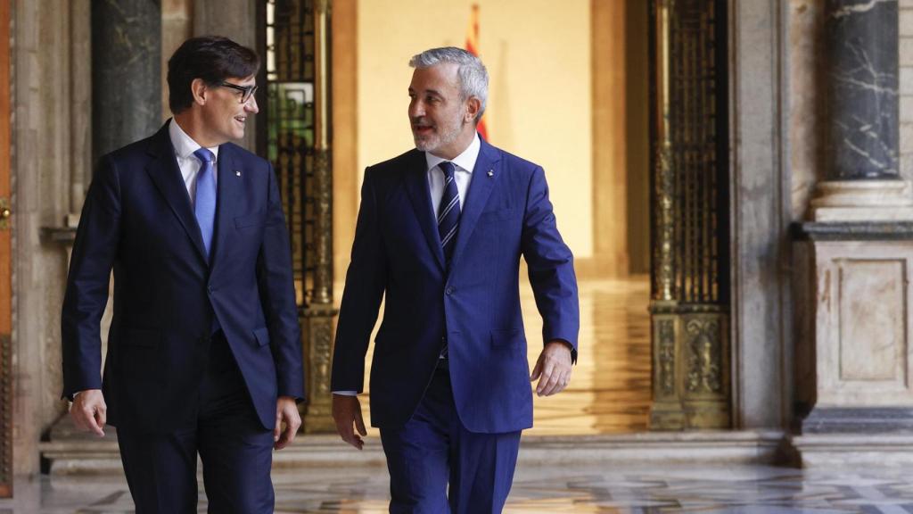 El presidente catalán, Salvador Illa (i), y el alcalde de Barcelona, Jaume Collboni (d), al inicio de la reunión que mantienen en el Palau de la Generalitat, que pretende ser un primer encuentro informal de trabajo entre los máximos responsables del Govern y del Ayuntamiento de la capital catalana