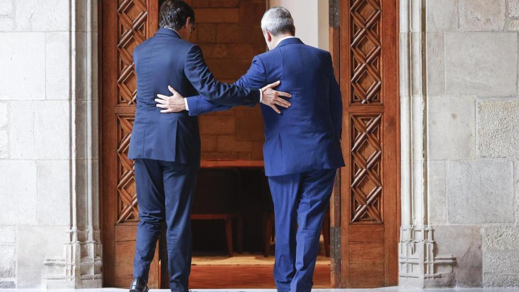 El presidente catalán, Salvador Illa (i), y el alcalde de Barcelona, Jaume Collboni (d), al inicio de la reunión que mantienen en el Palau de la Generalitat, que pretende ser un primer encuentro informal de trabajo entre los máximos responsables del Govern y del Ayuntamiento de la capital catalana