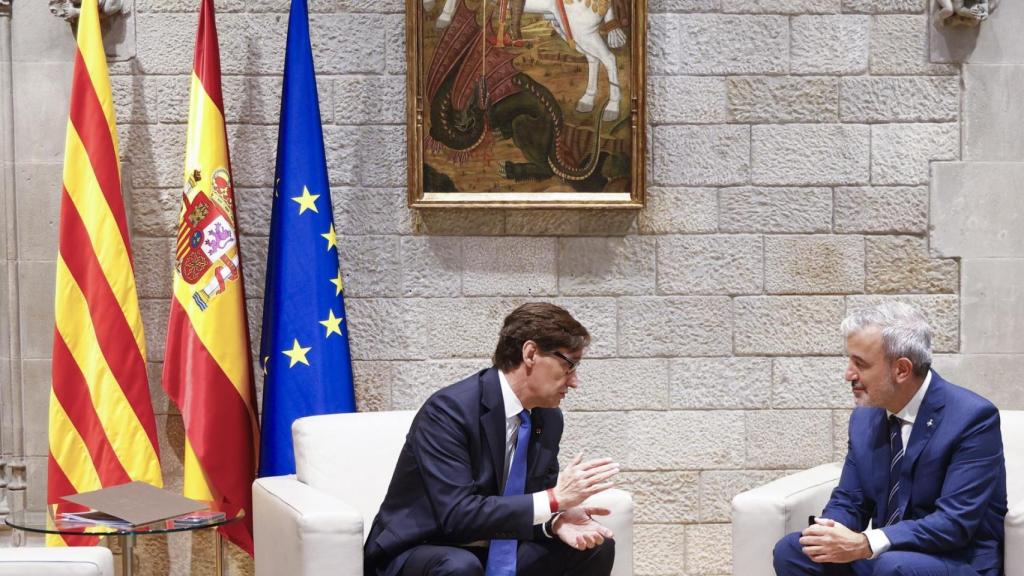 El presidente catalán, Salvador Illa (i), y el alcalde de Barcelona, Jaume Collboni (d), durante la reunión que mantienen en el Palau de la Generalitat, que pretende ser un primer encuentro informal de trabajo entre los máximos responsables del Govern y del Ayuntamiento de la capital catalana