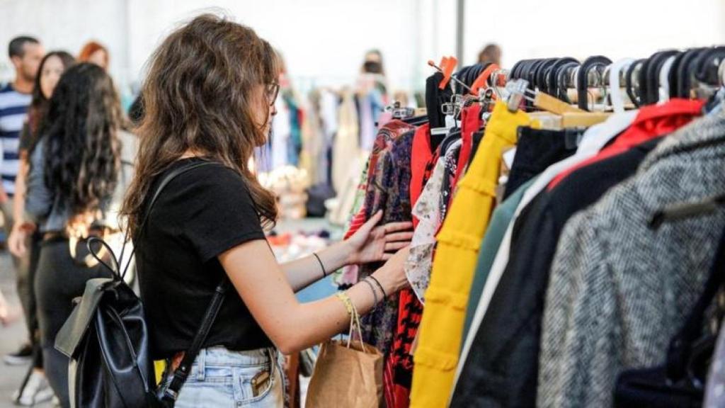 Una mujer comprando en un mercadillo de segunda mano en Barcelona