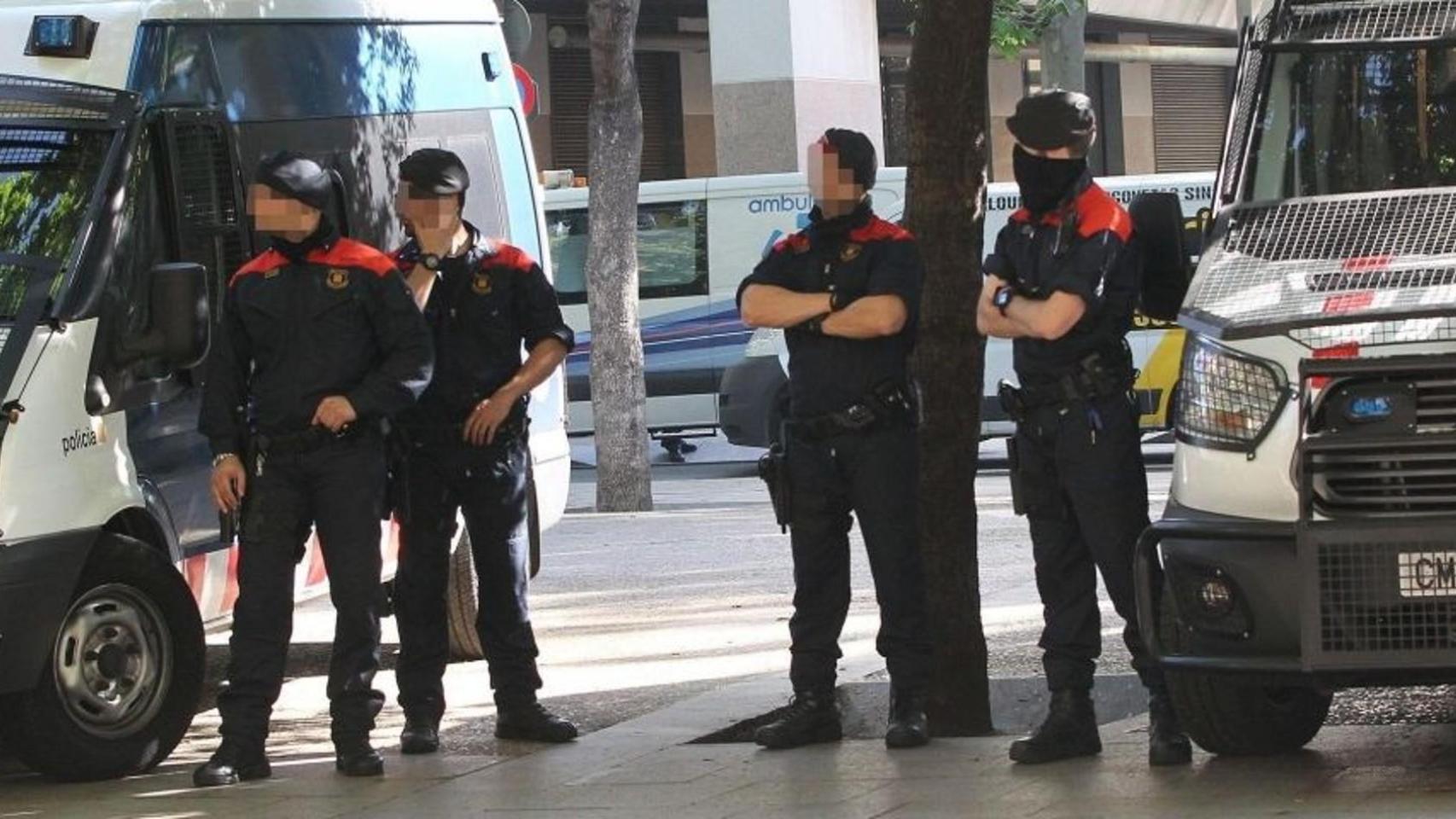 Agentes de los Mossos d'Esquadra en Barcelona