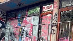 Grafitis en una residencia de Gràcia