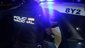 Agente de la Policía Nacional con un detenido