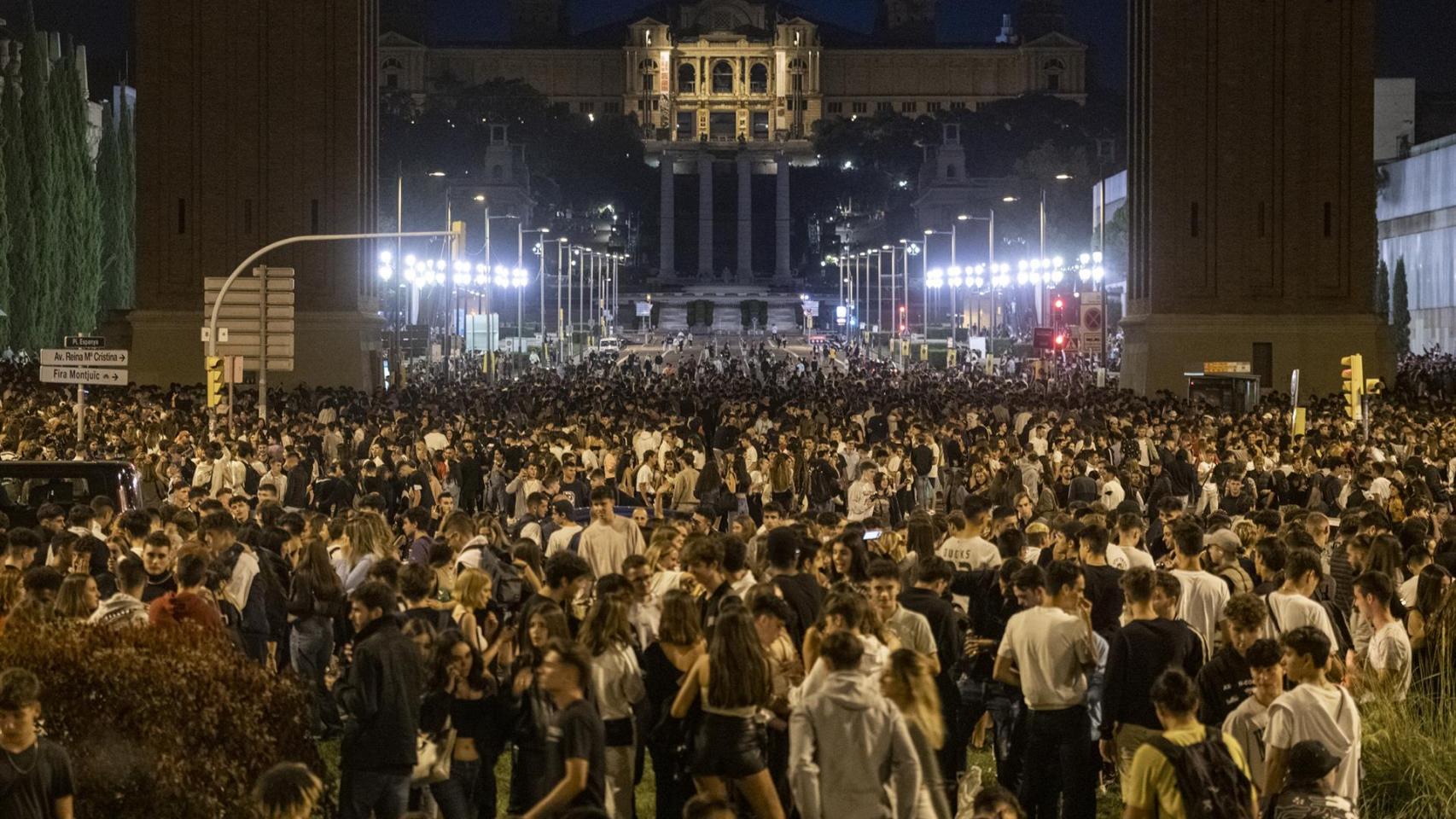 Archivo - Grupos de personas se concentran en la vía pública durante el primer día de las fiestas de la Mercè, a 24 de septiembre de 2021, en Barcelona, Cataluña (España)