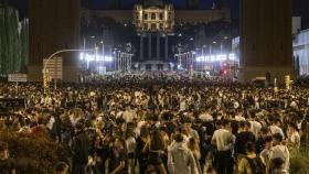 Archivo - Grupos de personas se concentran en la vía pública durante el primer día de las fiestas de la Mercè, a 24 de septiembre de 2021, en Barcelona, Cataluña (España)