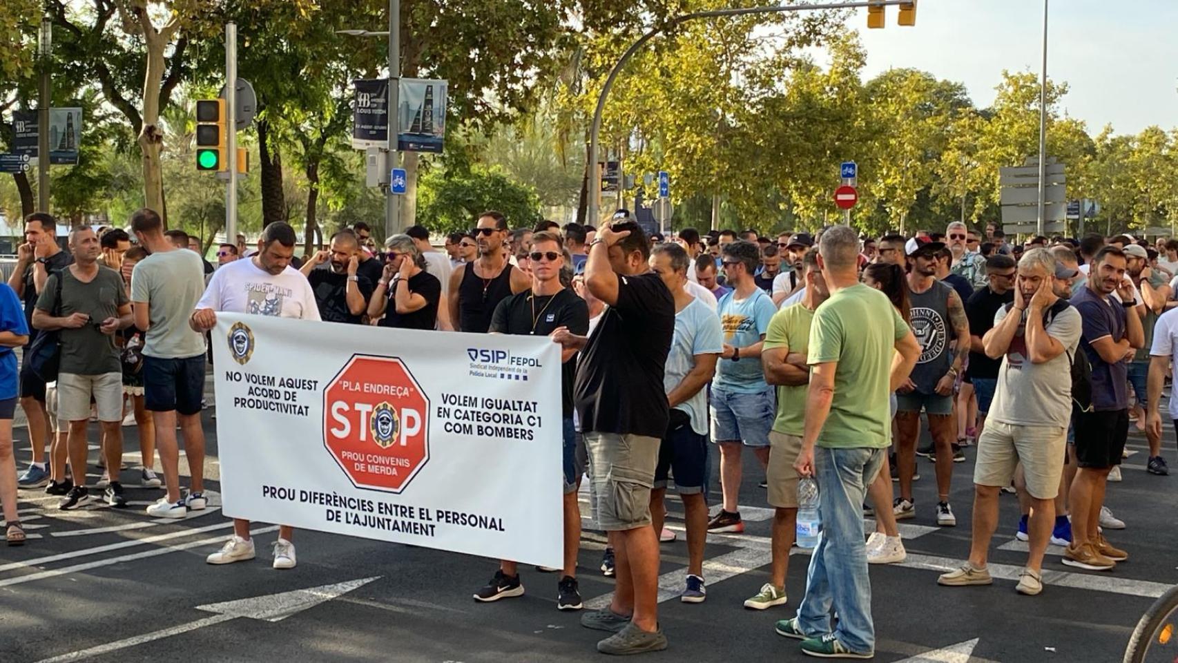 Agentes de la Guardia Urbana durante la manifestación en Barcelona