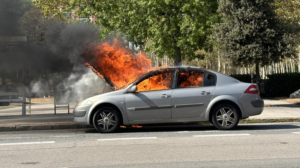 Arde un coche en L'Hospitalet de Llobregat