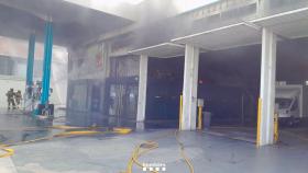 Un incendio junto a una gasolinera en L'Hospitalet de Llobregat (Barcelona), a 1 de septiembre de 2024