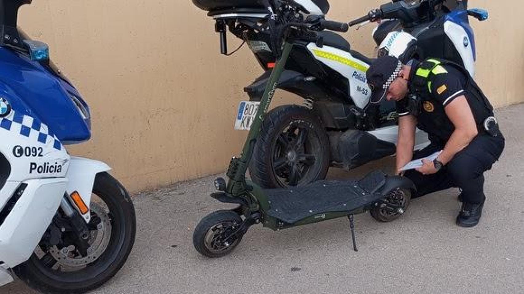 Un agente de la Policía Local de Santa Coloma con un patinete eléctrico