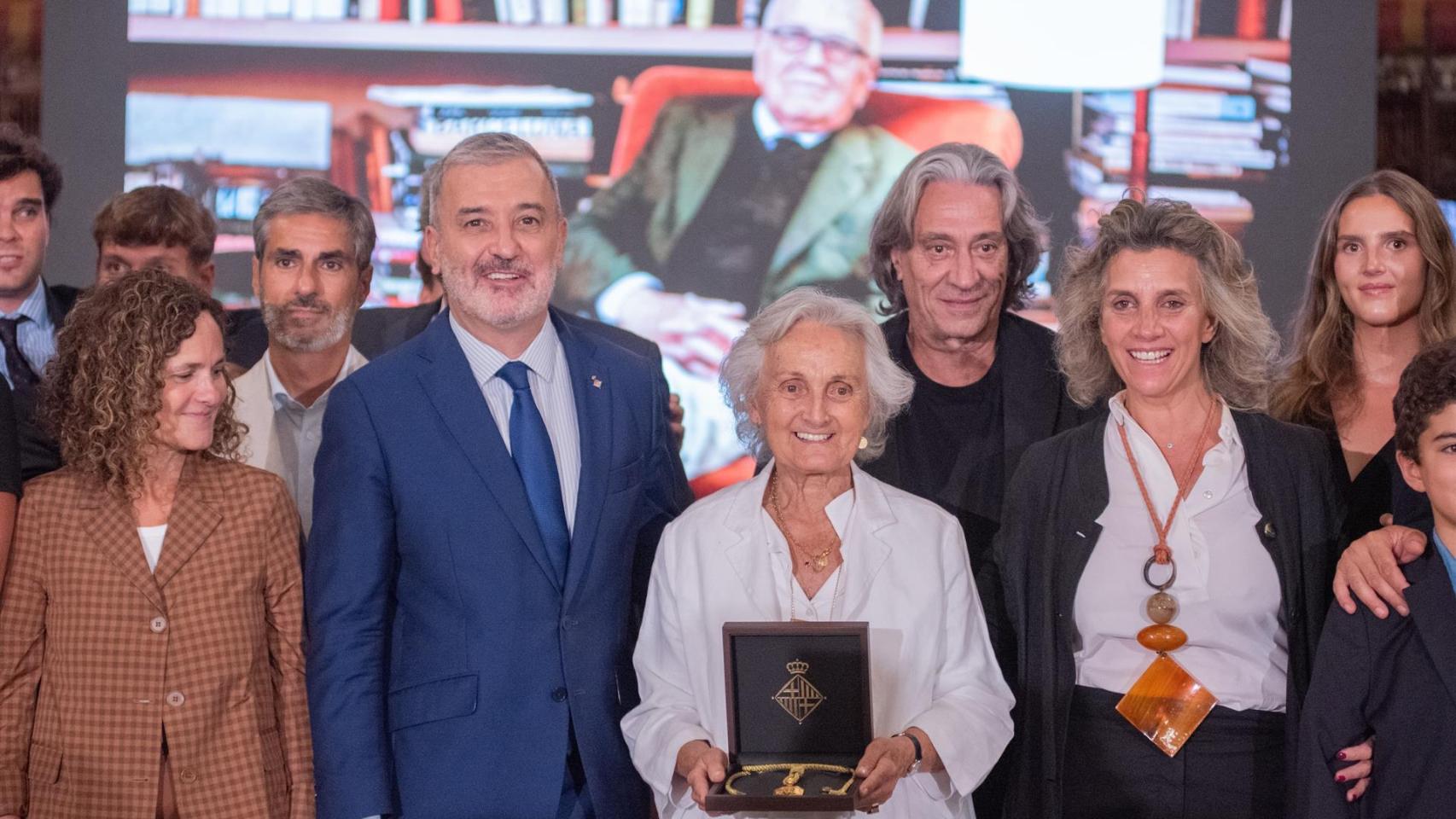 Jaume Collboni junto a la mujer de Miguel Milá, Cuqui Valcárcel, que ha recibido el reconocimiento póstumo