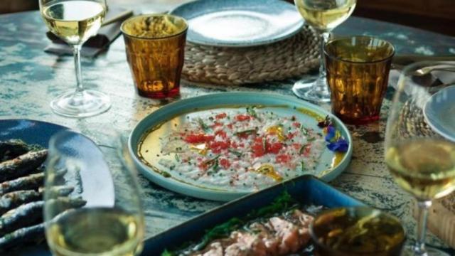 Una mesa del restaurante Punta Roca llena de comida