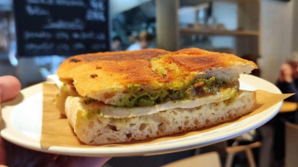 Un bocadillo tostado de pan de coca de la Granja Elena