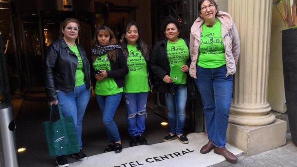 Las Kellys en la entrada del Grand Hotel Central