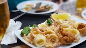 El bar de ‘tapeo’ de Santa Coloma que arrasa con sus bravas, guisos y pescado frito