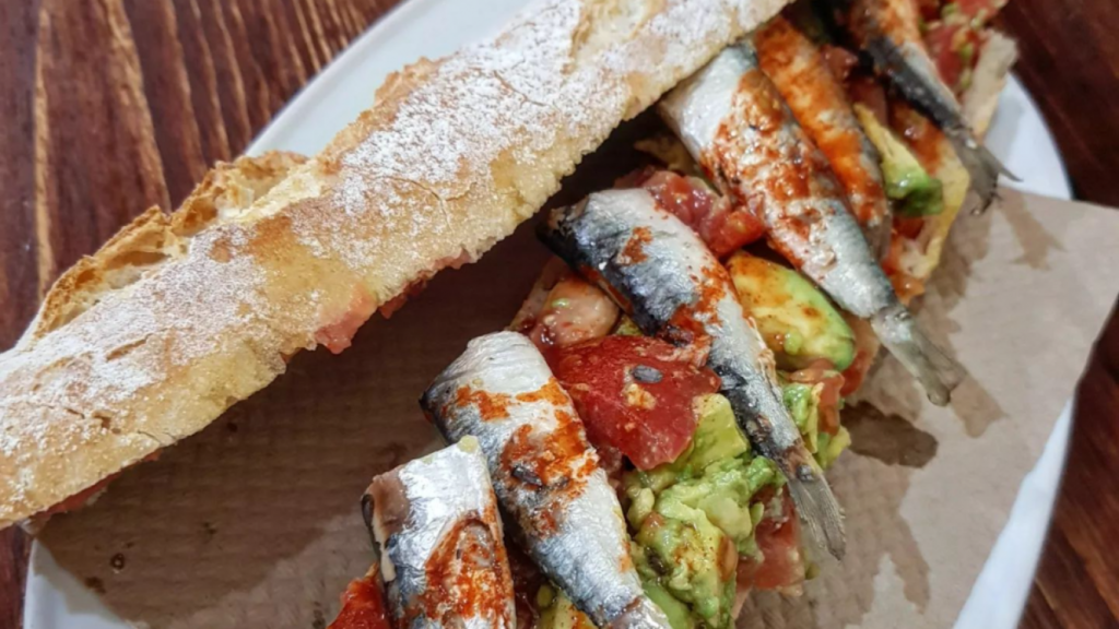 El bocadillo de sardinas y aguacate de la bodega Montferry