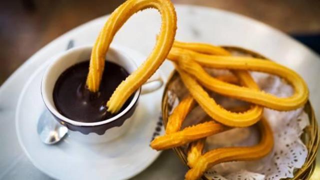 Imagen archivo de unos churros con chocolate