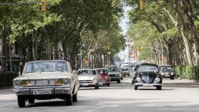 Vehículos históricos circulan por la Gran Via de les Corts Catalanes