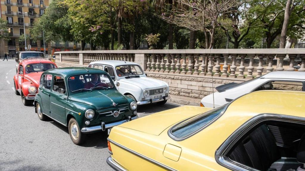 Vehículos históricos circulan por la plaza de Tetuan