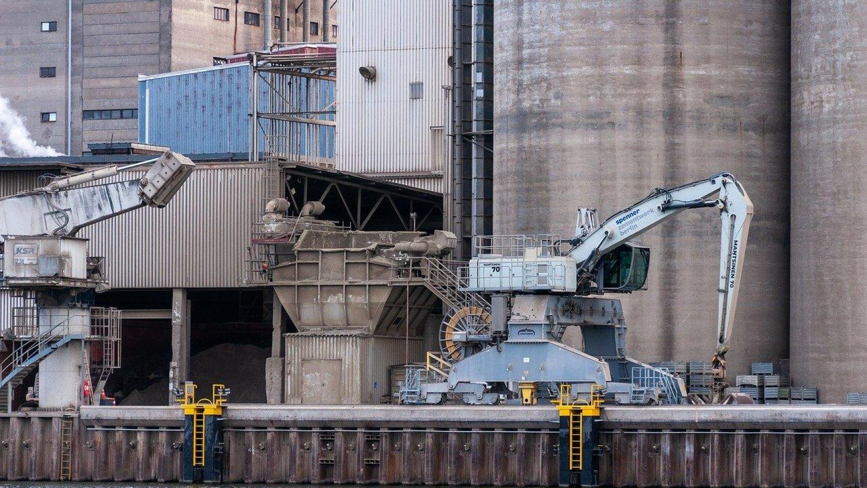 Maquinaria en una zona industrial portuaria