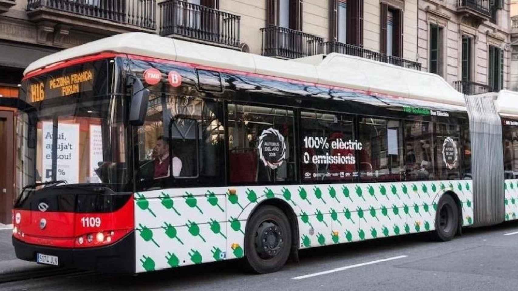 Un bus de TMB circula en Barcelona