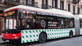 Un bus de TMB circula en Barcelona