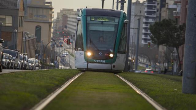 Un tranvía circula en Barcelona