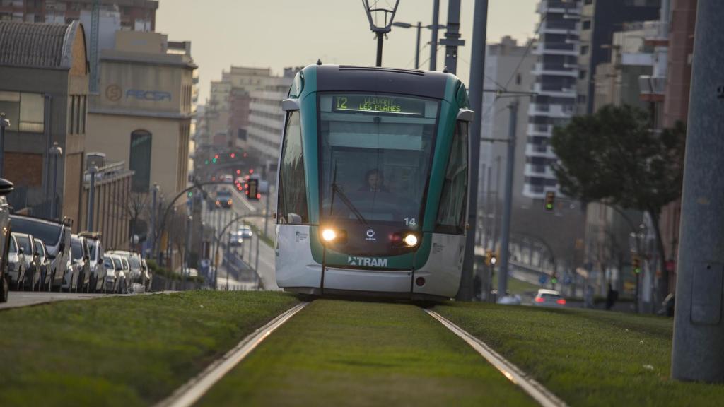 Un tranvía circula en Barcelona